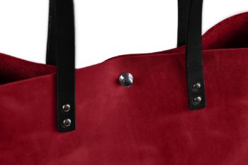 Kožená kabelka v červené barvě