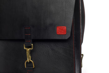 Černý batoh s červeným prošitím z prémiové třísločiněné usně