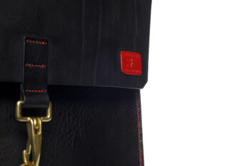 Černý batoh s červeným prošitím z prémiové třísločiněné usně