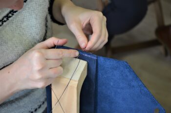 Kurz výroby dámského psaníčka - ruční sešívání tradičním sedlářským stehem
